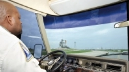 8 lipca 2011 roku – Hiawatha Brown prowadzi Astrovana w Centrum Kosmicznym im. Johna F. Kennedy’ego na Florydzie. Astrovan to zmodyfikowany kamper Aistream z 1983 roku, używany przez NASA od 1984 roku. Gdyby przyjrzeć się bliżej wskaźnikom na desce rozdzielczej, widać na nich przebieg pojazdu: to 26 521 mil (czyli około 42 i pół tysiąca kilometrów). Niewielki jak na 27 lat służby, ale pojazd pokonuje niewielkie dystanse. - zdjęcie 1